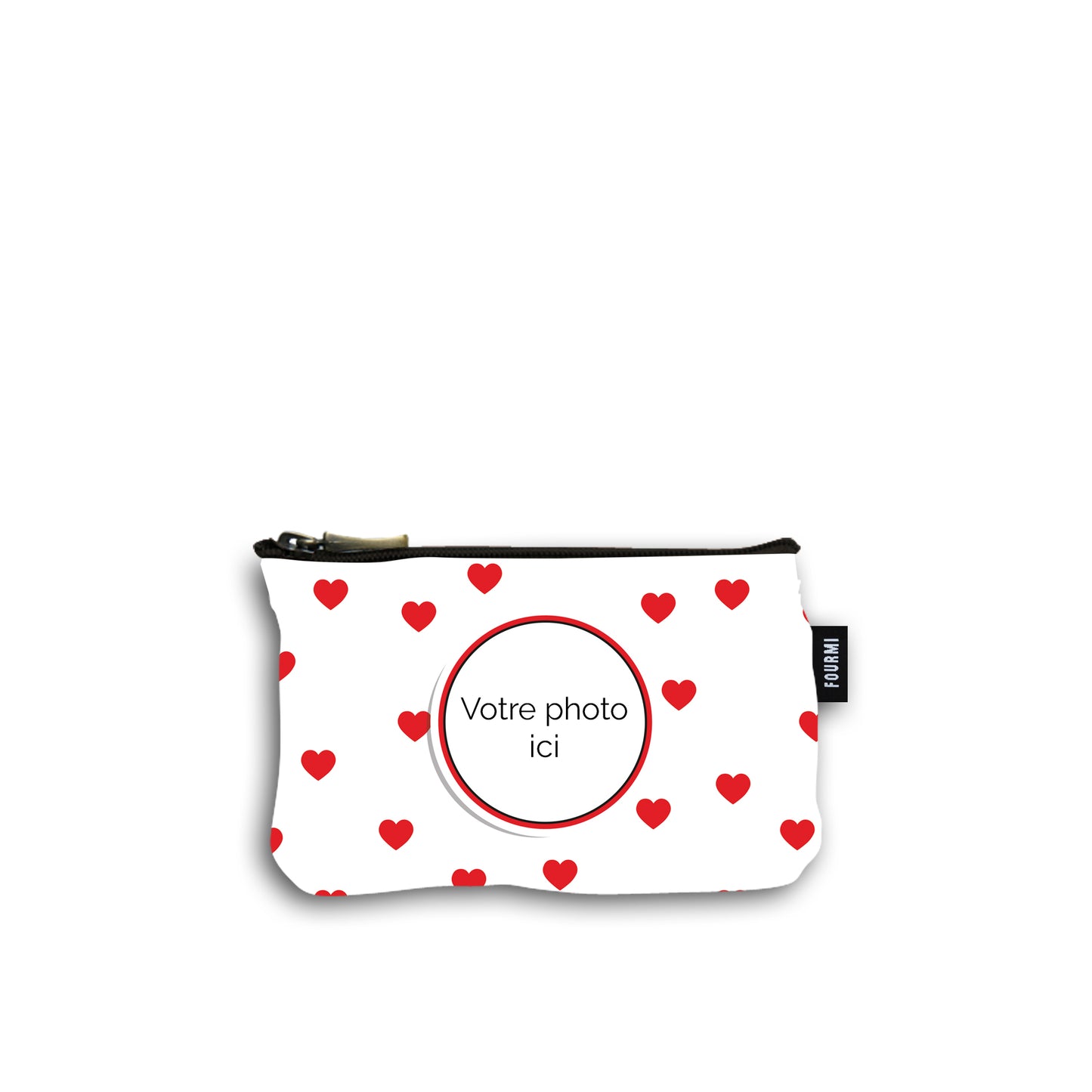 Devant de la pochette en coton de 10 centimètres par 15 centimètres. Le motif de la pochette représente des cœurs rouges . On peut imprimer sa photo au centre d'une marie louise rouge et noire. Pochette avec un zip noir et un curseur couleur bronze.