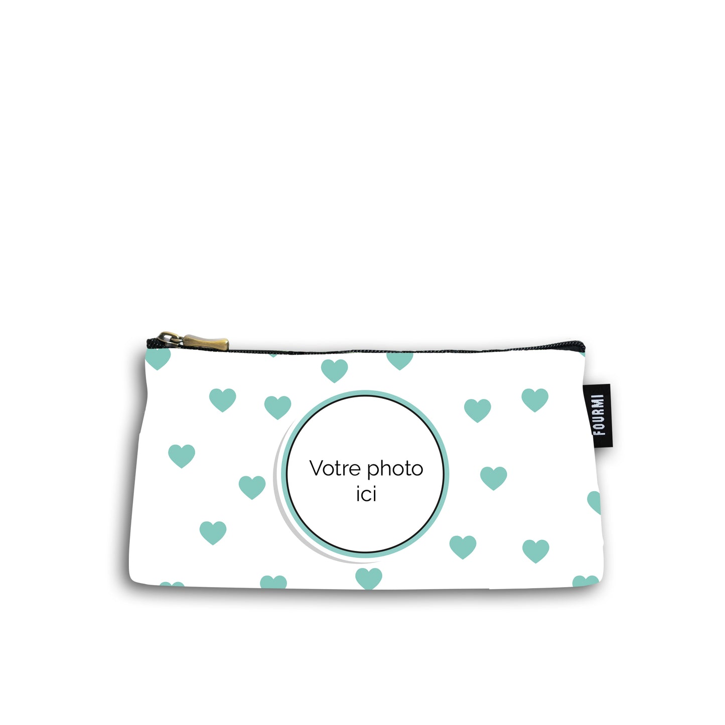 Devant de la trousse en coton de 10 centimètres par 20 centimètres. On peut imprimer une photo au centre de la pochette dans un cadre marie louise bleu turquoise et blanc. Trousse avec un zip noir et un curseur couleur bronze. Le fond de la trousse se compose de cœurs bleu turquoise