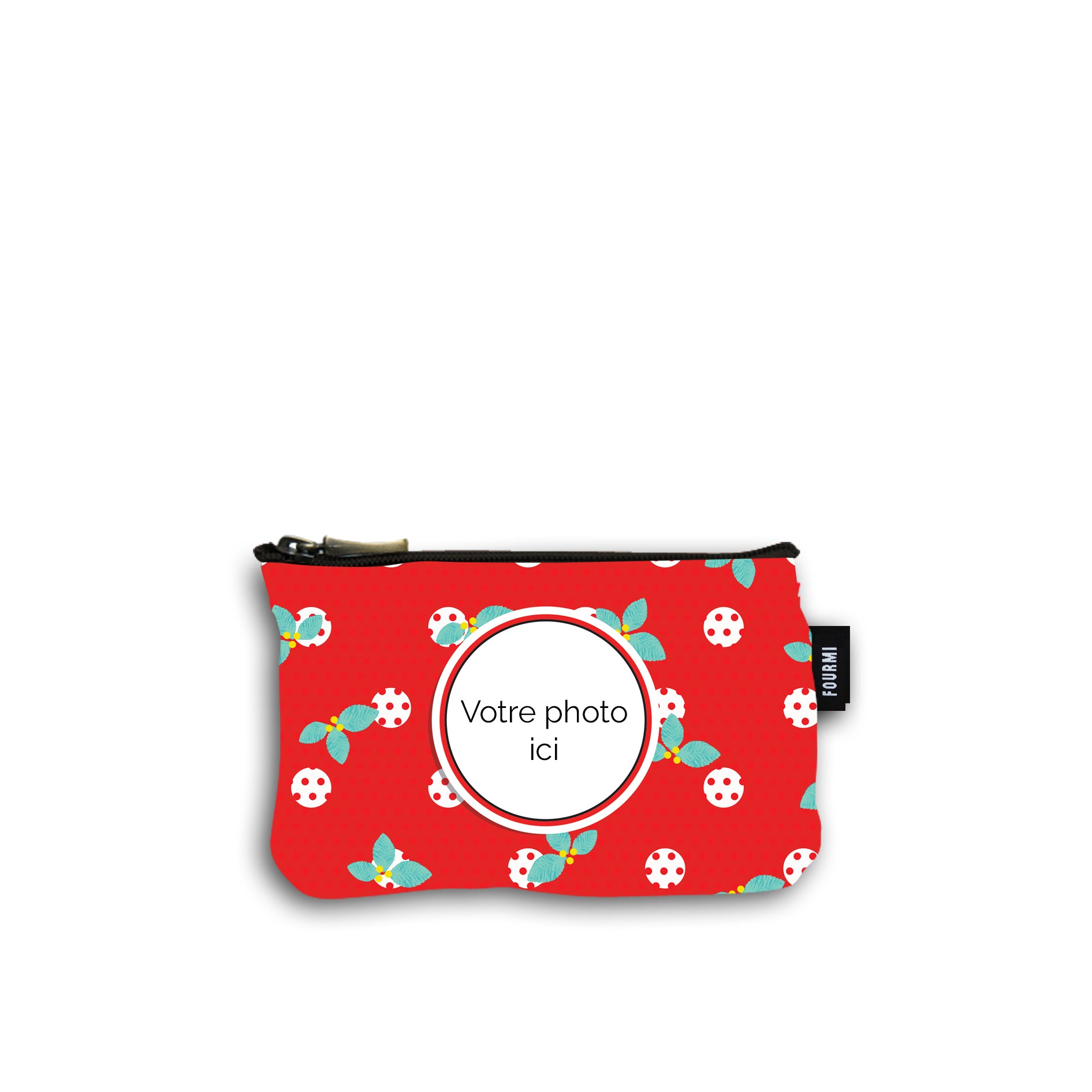 Pochette en coton de 10 centimètres par 15 centimètres .  Le fond du motif de la pochette est rouge avec des pois rouges et des plus gros pois blanc surmonté de feuilles de houx turquoises avec des petites baies jaunes. On peut imprimer sa photo au centre d'une marie louise rouge et noire. Pochette avec un zip noir et un curseur couleur bronze.