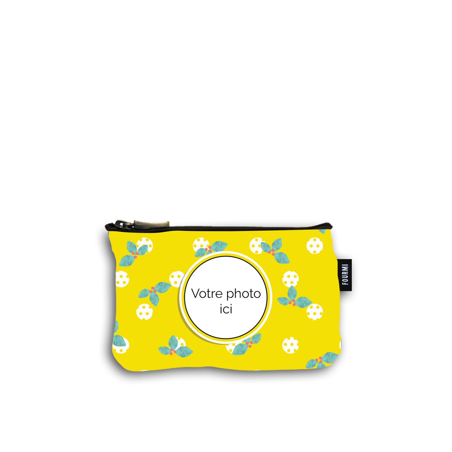 Pochette en coton de 10 centimètres par 15 centimètres.  Le fond du motif de la pochette est jaune avec des pois jaunes et des plus gros pois blanc surmonté de feuilles de houx turquoises avec des petites baies rouges. On peut imprimer sa photo au centre d'une marie louise jaune et noire. Pochette avec un zip noir et un curseur couleur bronze.