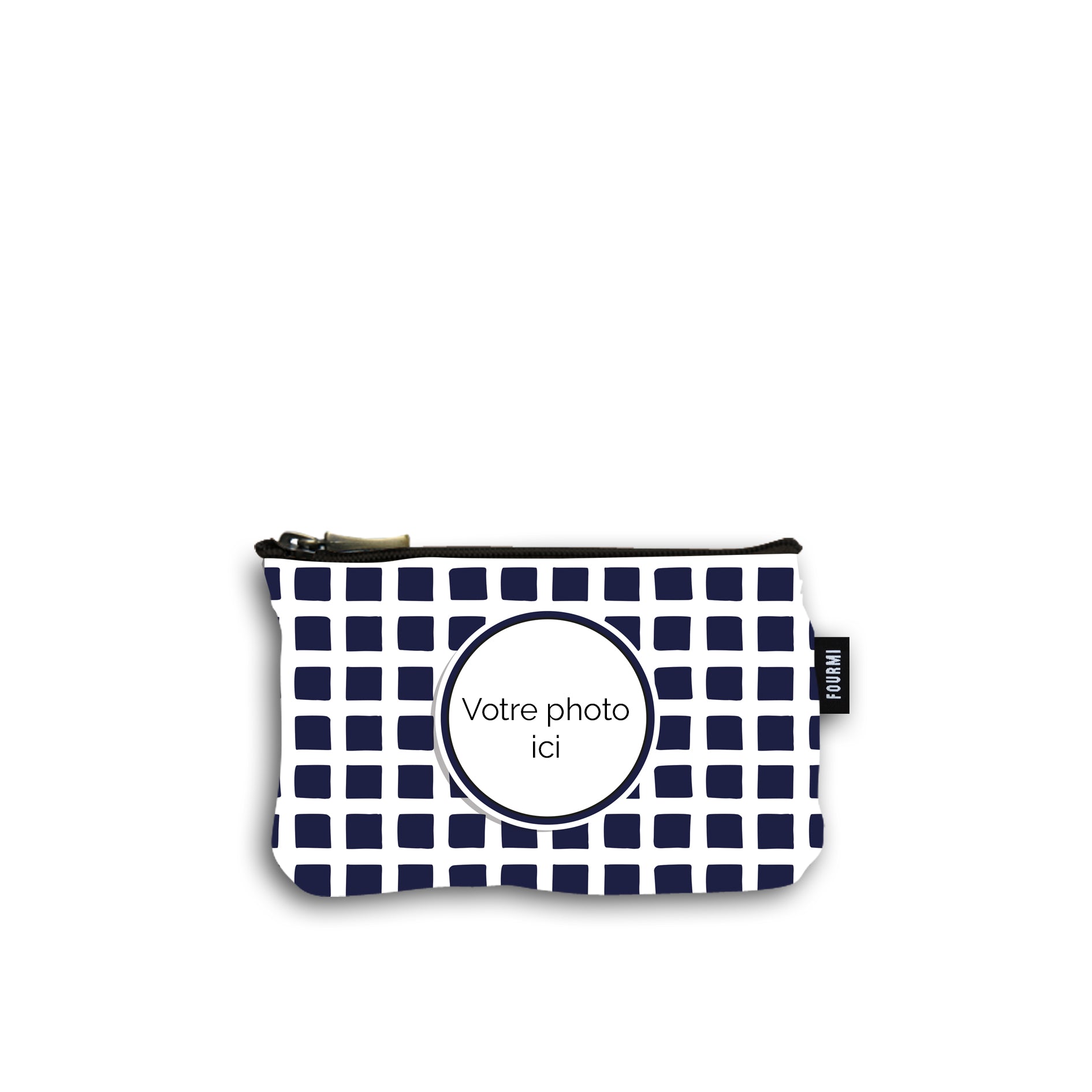 Devant de la pochette en coton de 10 centimètres par 15 centimètres. Le motif de la pochette représente des carrés bleus marine. On peut imprimer sa photo au centre d'une marie louise bleu marine et noire. Pochette avec un zip noir et un curseur couleur bronze.