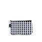 Dos de la pochette en coton de 10 centimètres par 15 centimètres. Le motif de la pochette représente des carrés bleus marine. Pochette avec un zip noir et un curseur couleur bronze.