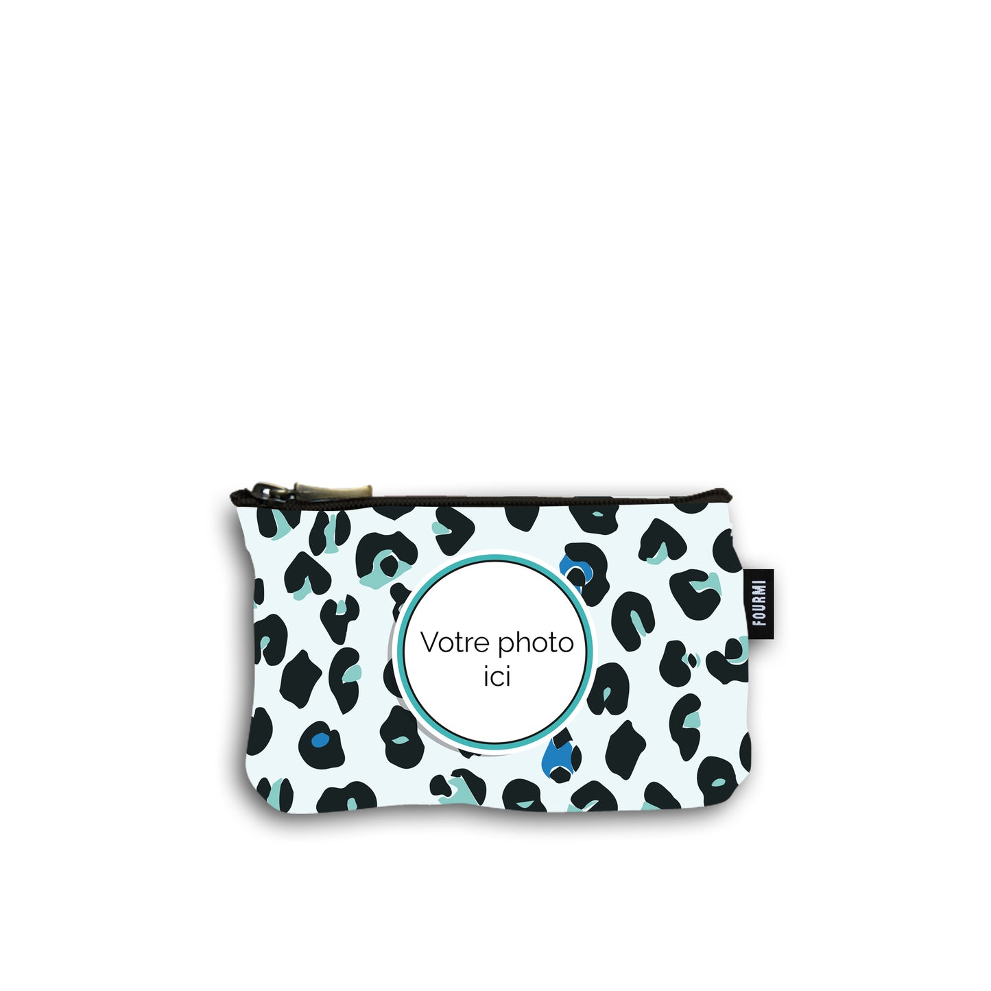 Devant de la pochette en coton de 10 centimètres par 15 centimètres. Le motif de la pochette est un imprimé léopard dans la gamme bleu . On peut imprimer sa photo au centre d'une marie louise turquoise et noire. Pochette avec un zip noir et un curseur couleur bronze.