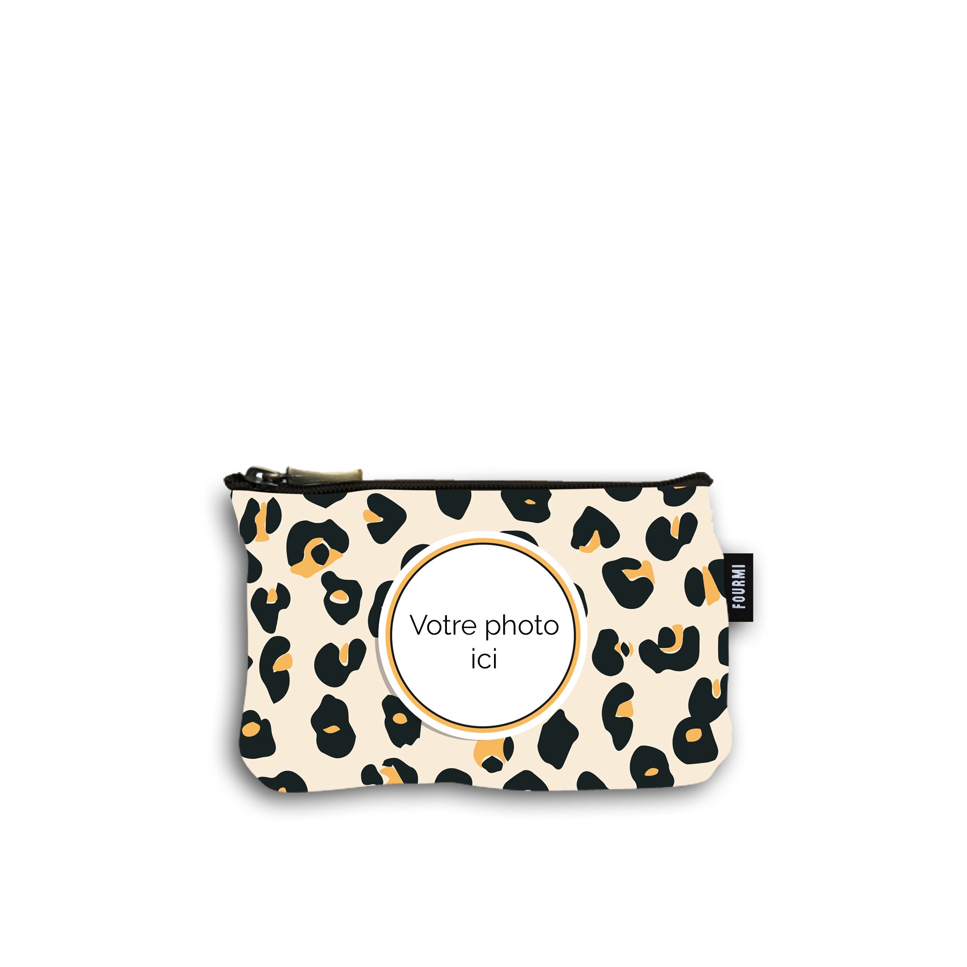 Devant de la pochette en coton de 10 centimètres par 15 centimètres. Le motif de la pochette est un imprimé léopard classique  sur fond beige avec des tâches oranges. On peut imprimer sa photo au centre d'une marie louise orange et noire. Pochette avec un zip noir et un curseur couleur bronze.