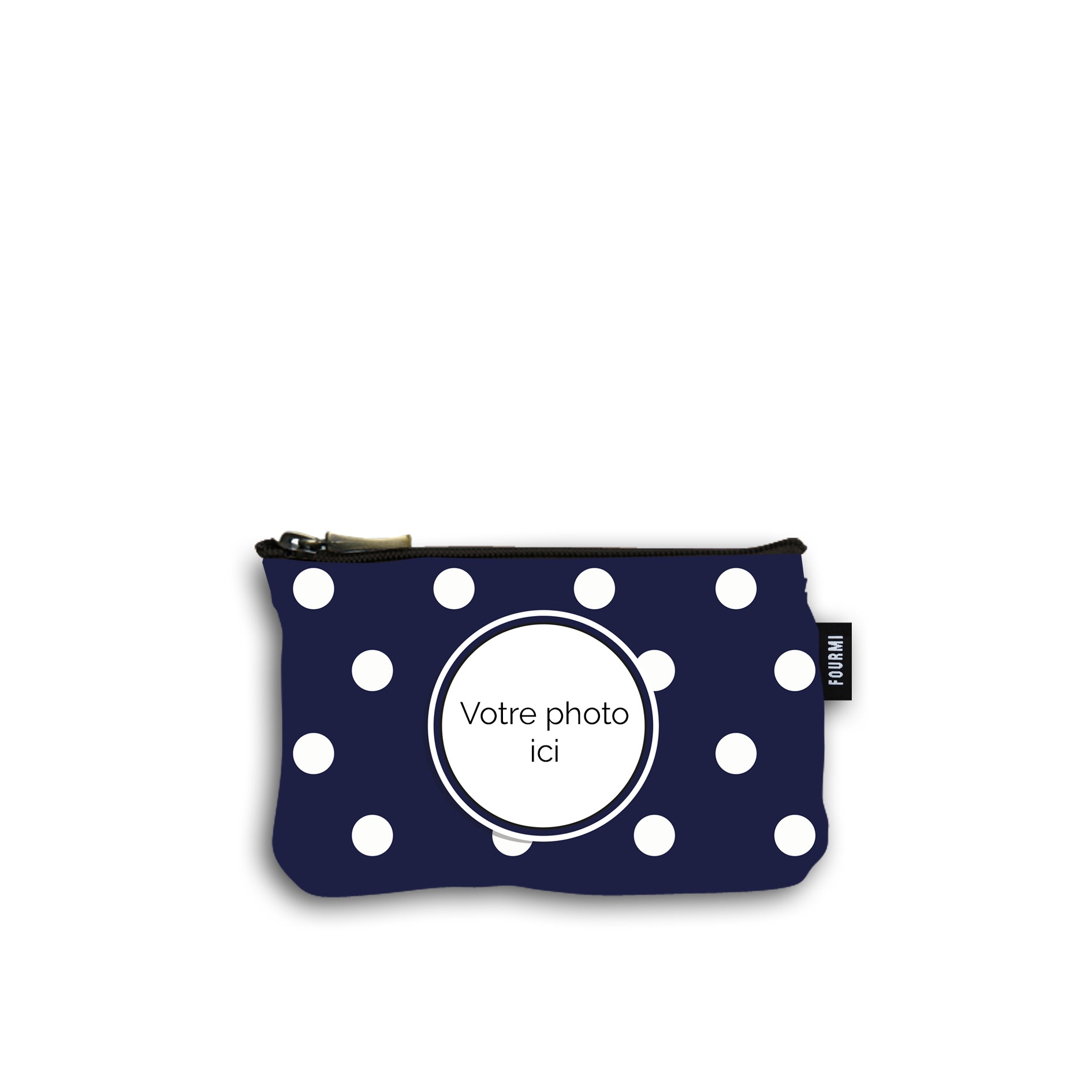 Devant de la pochette en coton de 10 centimètres par 15 centimètres. Le motif de la pochette représente des pois blancs sur un fond bleu marine . On peut imprimer sa photo au centre d'une marie louise bleu marine et noire. Pochette avec un zip noir et un curseur couleur bronze.