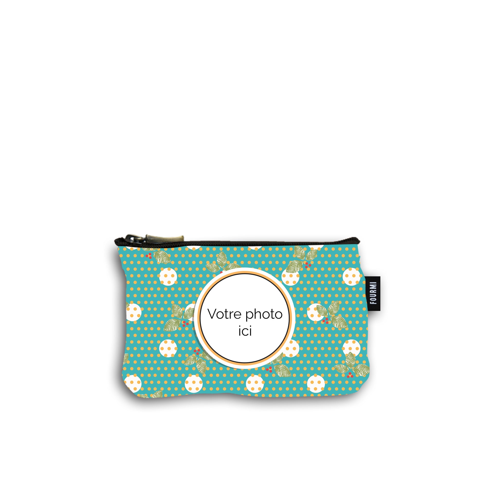 Pochette en coton de 10 centimètres par 15 centimètres .  Le fond du motif de la pochette est turquoise avec des pois jaune et des plus gros pois blanc surmonté de feuilles de houx vertes avec des petites baies rouges. On peut imprimer sa photo au centre d'une marie louise jaune et noire. Pochette avec un zip noir et un curseur couleur bronze.