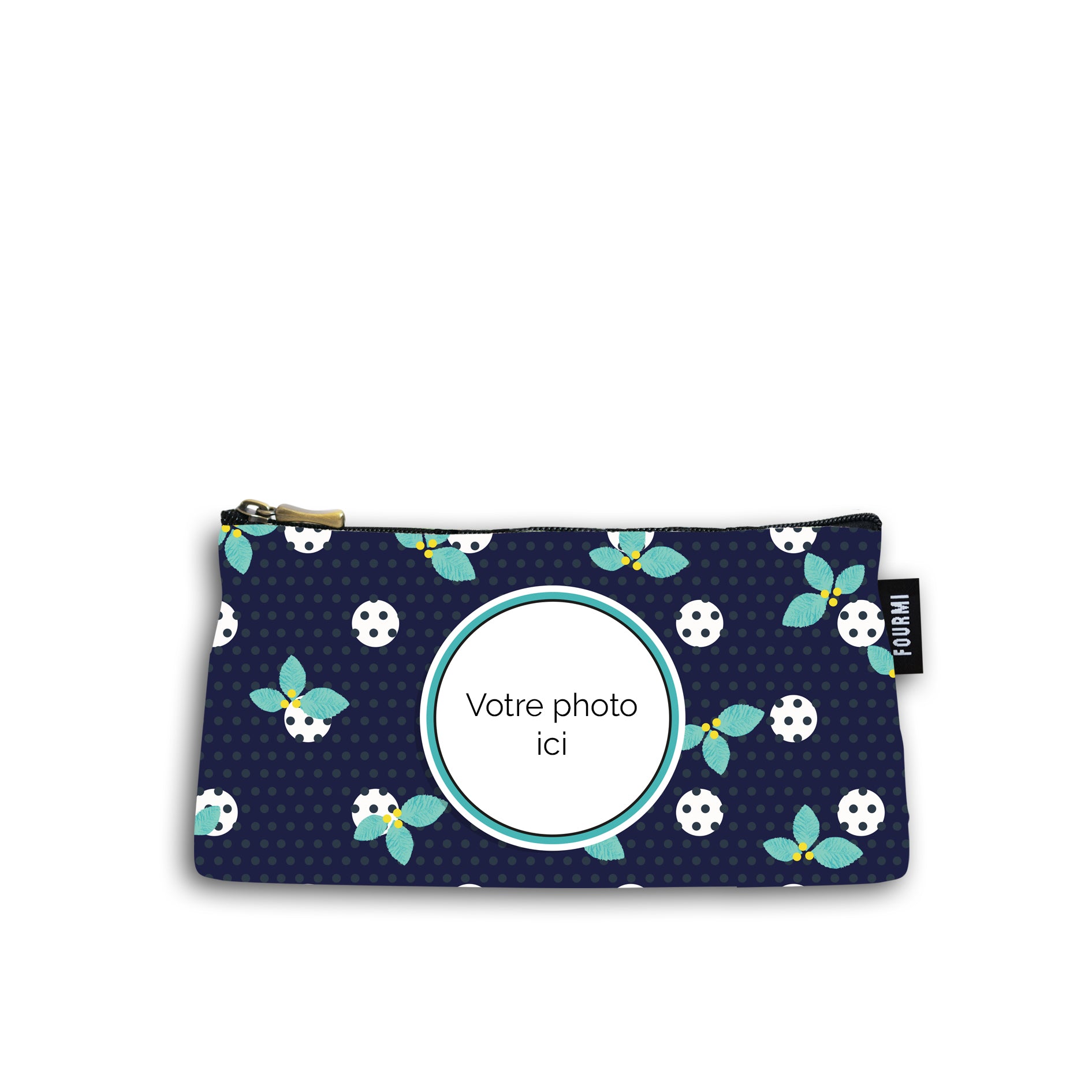 Devant de la trousse en coton de 10 centimètres par 20 centimètres. On peut imprimer une photo au centre de la pochette dans un cadre marie louise turquoise et blanc. Trousse avec un zip noir et un curseur couleur bronze. Le fond de la trousse est couleur bleu marine avec des petits pois bleu marine et des feuilles de houx bleu turquoise et baies jaunes.