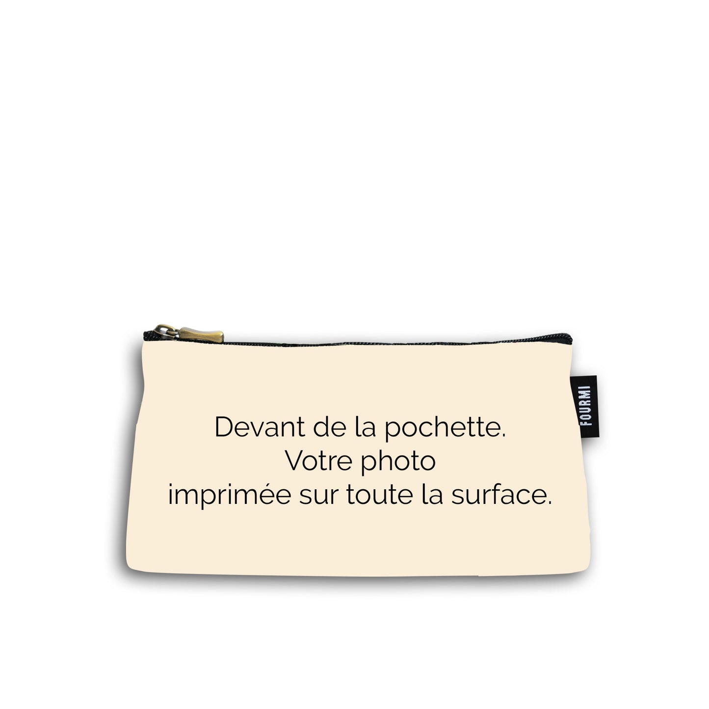 Devant de la trousse en coton de 10 centimètres par 20 centimètres . On peut imprimer une photo sur toute la surface de la pochette. Pochette avec un zip noir et un curseur couleur bronze.