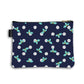 Dos de la pochette en coton de 18 centimètres par 23,50 centimètres. Pochette avec un zip noir et un curseur couleur bronze. Le fond de la trousse est couleur bleu marine avec des petits pois bleu marine et des feuilles de houx bleu turquoise et baies jaunes.