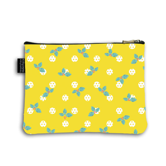 Dos de la pochette en coton de 18 centimètres par 23,50 centimètres. Pochette avec un zip noir et un curseur couleur bronze. Le fond de la trousse est couleur jaune avec des petits pois jaune et des feuilles de houx bleu turquoise et baies oranges.