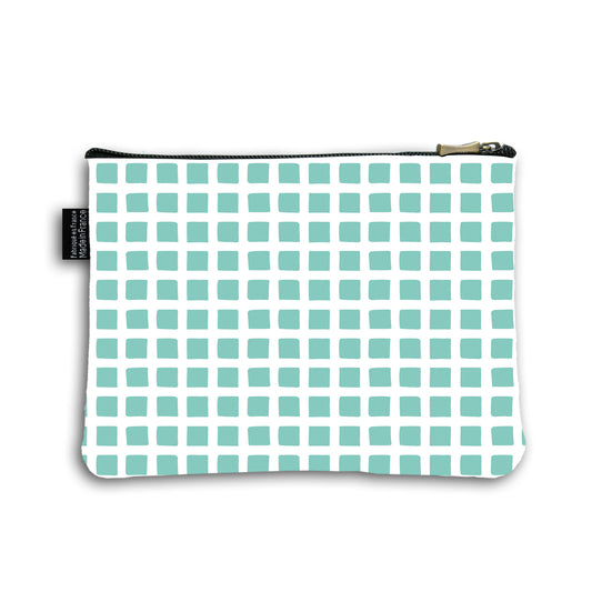 Dos de la pochette en coton de 18 centimètres par 23,50 centimètres. Pochette avec un zip noir et un curseur couleur bronze. Le fond de la trousse se compose de carrés turquoise.