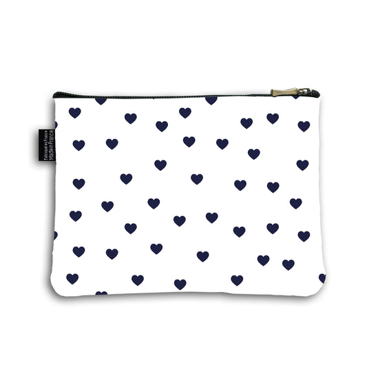 Dos de la pochette en coton de 18 centimètres par 23,50 centimètres. Pochette avec un zip noir et un curseur couleur bronze. Le fond de la trousse se compose de cœurs bleu marine.