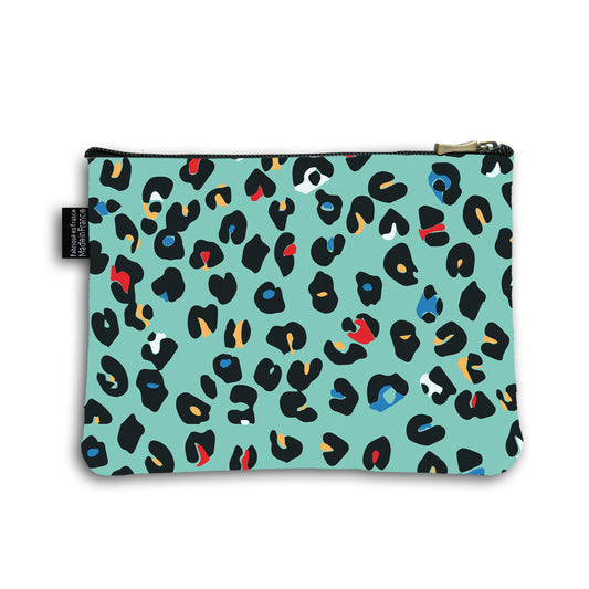 Dos de la pochette en coton de 18 centimètres par 23,50 centimètres. Pochette avec un zip noir et un curseur couleur bronze. Le fond de la trousse est un motif léopard fond bleu turquoise avec des taches bleus, rouges, oranges et noires.